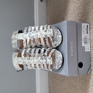 Vionic grey cream snakeskin pump